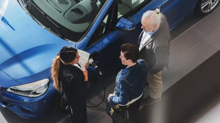 Auto Experts Weigh In: Is the 2024 the Right Time to Buy a Car?