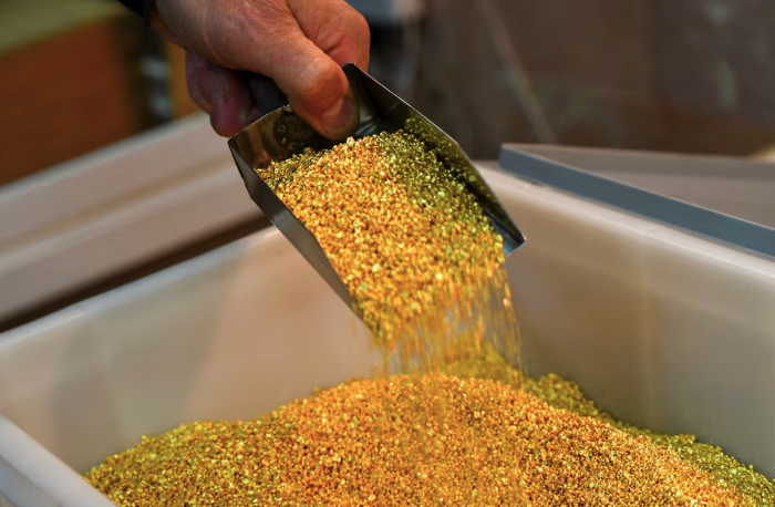 Gold Firms on Weaker Dollar, Focus on US Inflation Data
