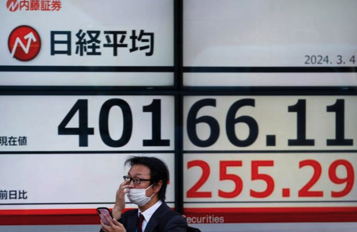 Stocks Hit Record Highs Ahead of U.S. Payrolls Data