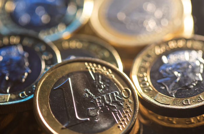 Sterling Close to 2-Week Lows Versus Euro Ahead of Data