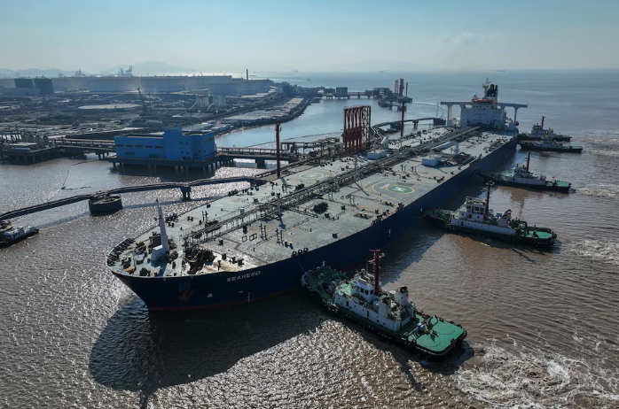Oil Climbs 1% to Five-Month High on Rising Demand Expectations